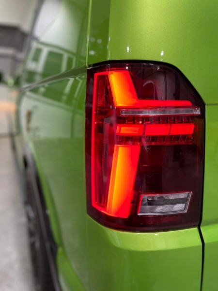 Voll LED Lightbar Rückleuchten für VW T6 Bj. 15-19 Rot/Smoke (Heckklappe / Halogen)