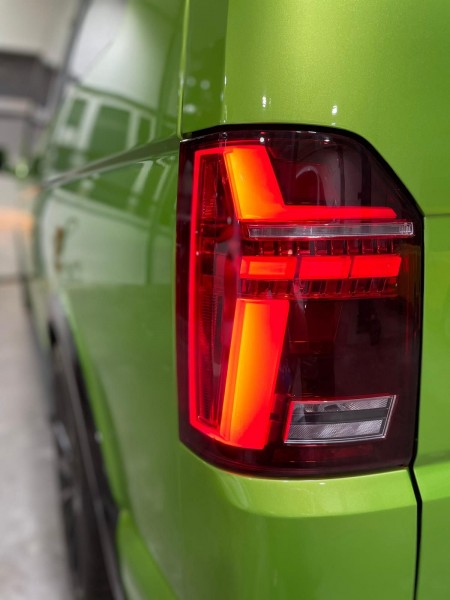 Voll LED Lightbar Rückleuchten für VW T6 Bj. 15-19 Rot/Smoke (für Heckklappe / Halogen)